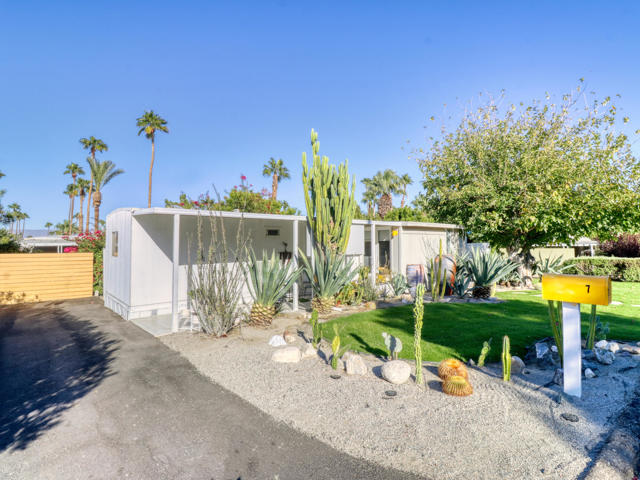7 Ocotillo Lane, Palm Desert CA: https://media.crmls.org/mediaz/450a500b-a572-4a52-8647-6ac3214e8792.jpg