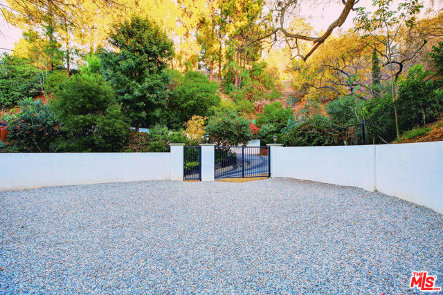 2570 Nichols Canyon Road, Los Angeles CA: https://media.crmls.org/mediaz/450b42b5-a70b-4495-bf32-0fcb8ca783f8.jpg