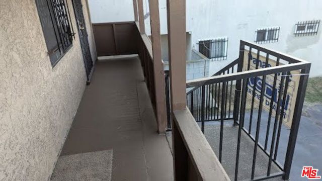 832 W Imperial Highway, Los Angeles CA: https://media.crmls.org/mediaz/450b753a-1e5e-4623-8591-c010cad7b878.jpg