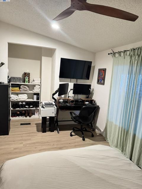 14 Blue Teal Ct, Lodi CA: https://media.crmls.org/mediaz/450b9590-4eaa-4124-91d5-dcf6bcbcc83a.jpg