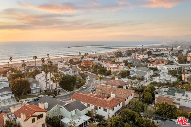 7320 Trask Avenue, Playa del Rey CA: https://media.crmls.org/mediaz/450c1aaf-da9b-43a4-8388-68ca9c4e832e.jpg