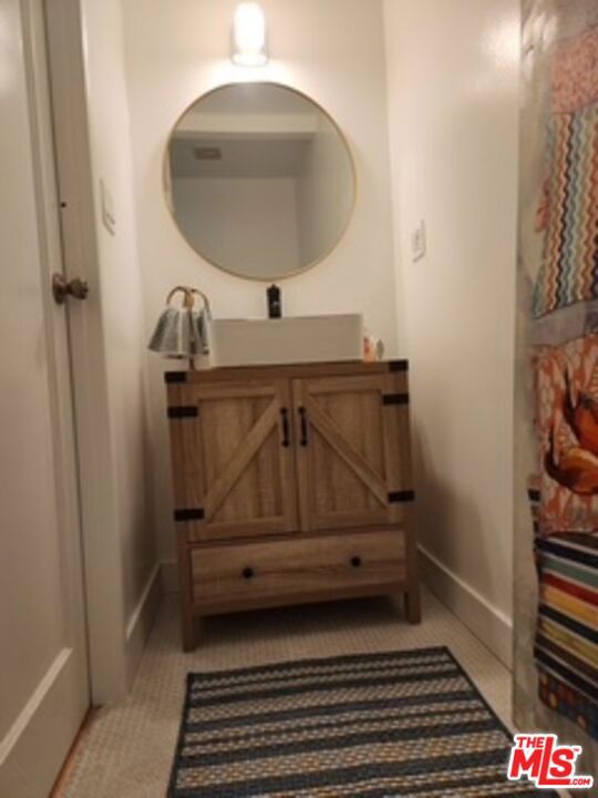 1028 N Hayworth Avenue, West Hollywood CA: https://media.crmls.org/mediaz/450d0ad6-5daf-4ff6-bd6b-10a541b066a5.jpg