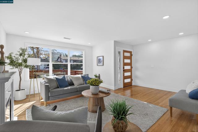 1264 Belfair Dr, Pinole CA: https://media.crmls.org/mediaz/450dfe17-aab8-4a43-b625-2bb766169231.jpg