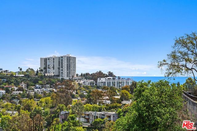 400 Chautauqua Boulevard, Pacific Palisades CA: https://media.crmls.org/mediaz/450e0ca0-239a-4746-8a77-e9eb71b2fb79.jpg