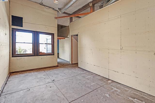 4134 Fulton St, San Francisco CA: https://media.crmls.org/mediaz/450e6384-28f1-4c6c-86d2-bcd640ea22ea.jpg