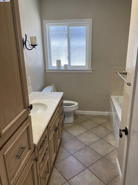 22007 Orange Ave, Castro Valley CA: https://media.crmls.org/mediaz/450e9e22-1369-4845-9064-a8e13da04370.jpg