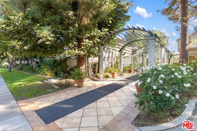 20134 Leadwell Street, Winnetka CA: https://media.crmls.org/mediaz/450f4372-f0d6-410f-90d8-2697d2165036.jpg