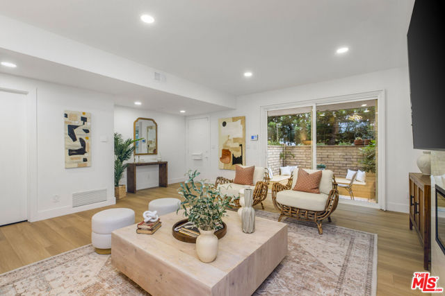 4804 La Villa Marina, Marina del Rey CA: https://media.crmls.org/mediaz/450f579e-fa3d-4767-a017-60a30d3acb92.jpg