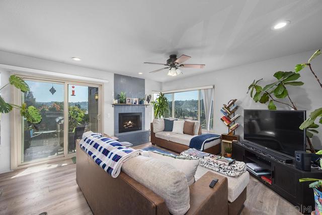 10400 caminito Cuervo, San Diego CA: https://media.crmls.org/mediaz/451049cc-b876-4491-9c39-2632863473af.jpg