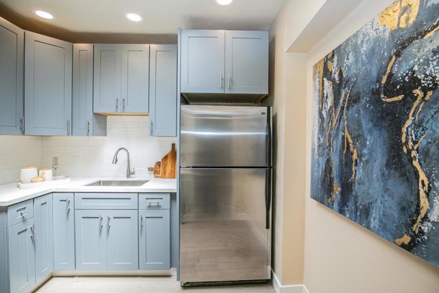 224 Shields Street, San Francisco CA: https://media.crmls.org/mediaz/4511666d-ff2b-4c23-8b5c-26fb27ed9692.jpg