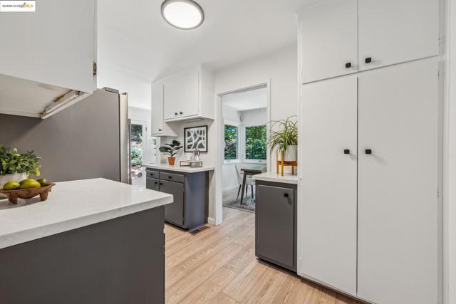 7069 Saroni Dr, Oakland CA: https://media.crmls.org/mediaz/45118907-8ade-4c78-8cde-ef169add5d57.jpg