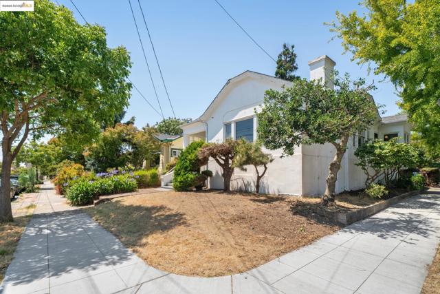 1239 Carleton St, Berkeley CA: https://media.crmls.org/mediaz/4511d6c1-62be-443a-be96-b67a8e593cf1.jpg