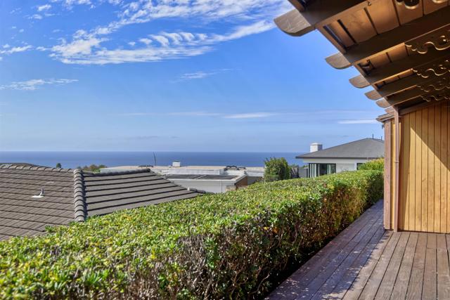 1553 Copa de Oro, La Jolla CA: https://media.crmls.org/mediaz/45123d96-62f6-43cc-8d4a-858c39298548.jpg