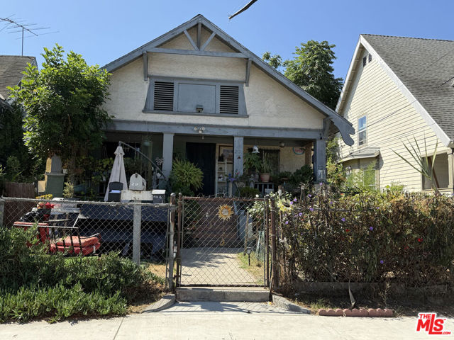 210 W 47th Street, Los Angeles CA: https://media.crmls.org/mediaz/4513c830-801b-46d5-8dbe-6adfdbd79af0.jpg