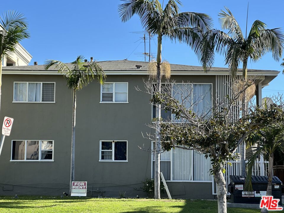 1/2 S Serrano Avenue