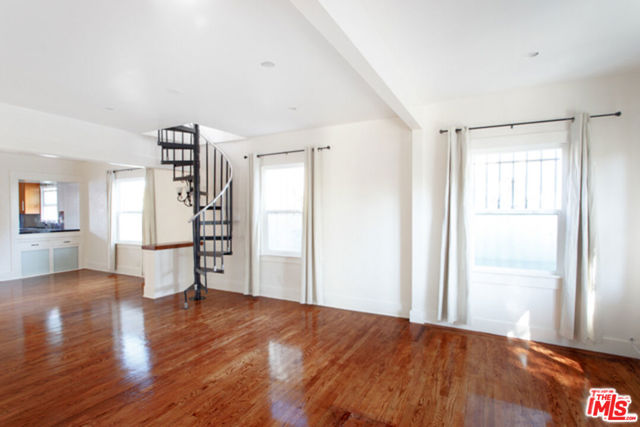547 Brooks Avenue, Venice CA: https://media.crmls.org/mediaz/45148500-00cd-4962-990f-bcb1af16481a.jpg