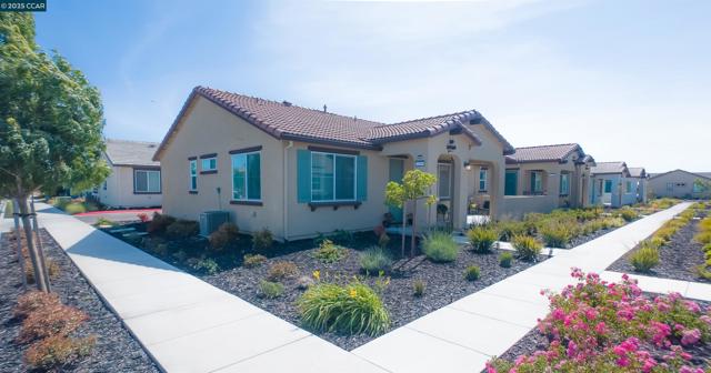 2299 Rustic Oak Ln, Rio Vista CA: https://media.crmls.org/mediaz/4514a2eb-383f-49aa-bef3-cd2d7ecfe6aa.jpg