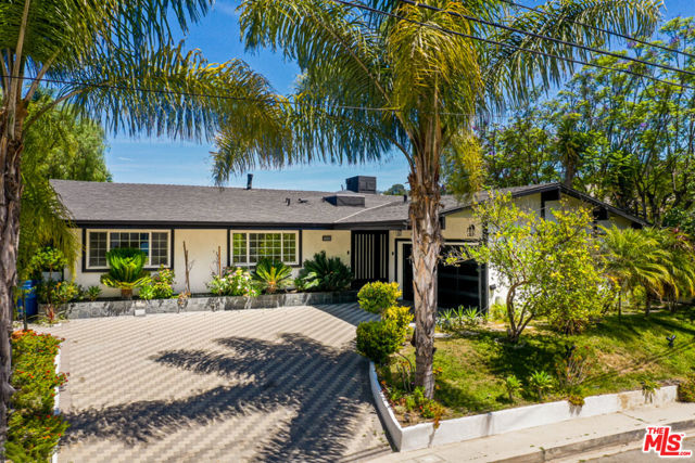 3650 Sapphire Drive, Encino CA: https://media.crmls.org/mediaz/45150c32-b26d-4947-811b-d90d850014a4.jpg