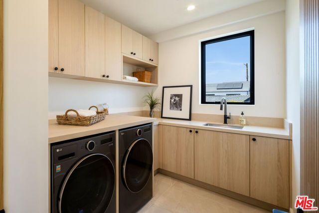 2115 Walnut Avenue, Venice CA: https://media.crmls.org/mediaz/45154df7-11e0-45ad-b869-c2cc0994f653.jpg