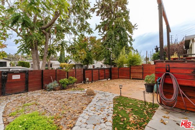 4427 Alumni Avenue, Los Angeles CA: https://media.crmls.org/mediaz/45157138-a702-4660-b1a1-b3b3c1d6d566.jpg