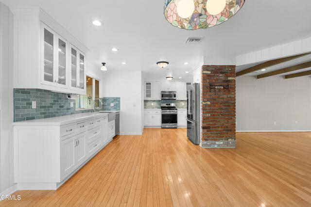 2102 Buena Vista Drive, Camarillo CA: https://media.crmls.org/mediaz/4515ed1f-97d5-44a0-8f8e-f3a9ba5cf31d.jpg
