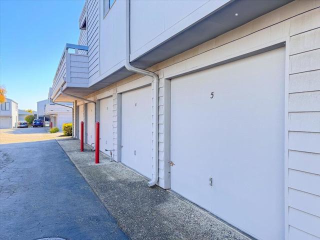 3095 Marina Drive, Marina CA: https://media.crmls.org/mediaz/45164683-1fbf-488d-9463-ed6812aa0ea3.jpg