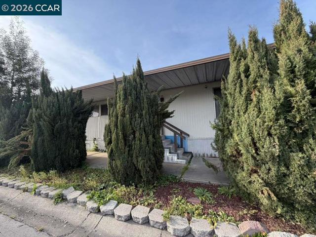 28227 Murcia St, Hayward CA: https://media.crmls.org/mediaz/45165a39-9d05-4ef0-9bc8-368c3578c0a1.jpg