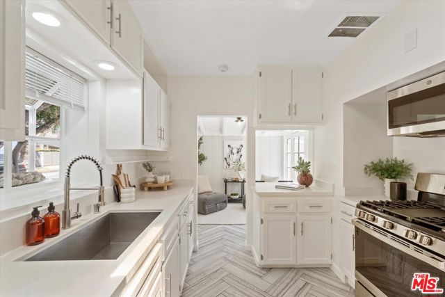 560 N Croft Avenue, West Hollywood CA: https://media.crmls.org/mediaz/45168705-f643-448c-b3f0-33f915ebadbf.jpg