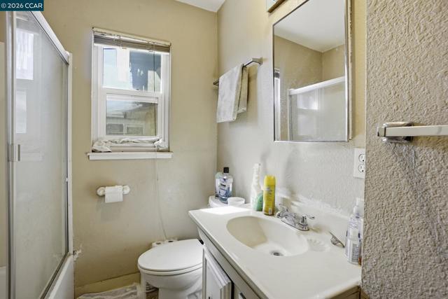 1990 Sunshine Dr, Concord CA: https://media.crmls.org/mediaz/45168bbd-cbdb-4c6c-87c1-d2b3511d5505.jpg