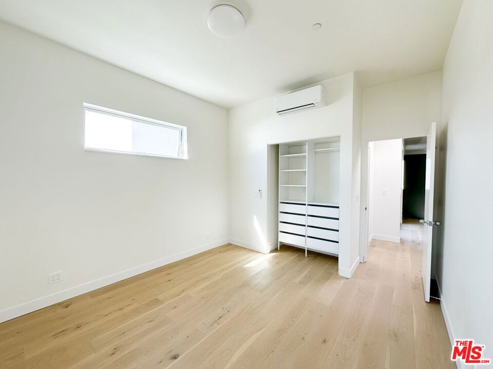 https://media.crmls.org/mediaz/45170cb8-a92c-41a8-b6d0-d38b89504106.jpg?preset=X-Large