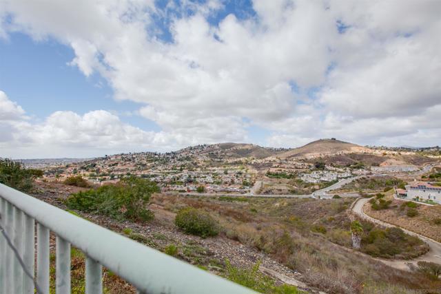 10394 Valley Waters Dr, Spring Valley CA: https://media.crmls.org/mediaz/451814e7-d8d3-4b68-b681-9c1bfc0181cf.jpg