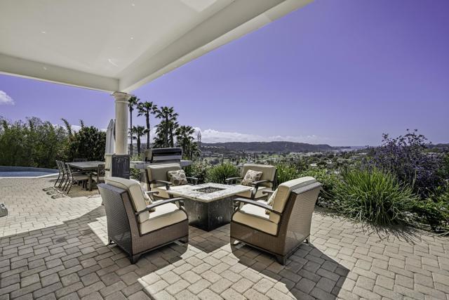7335 El Fuerte St, Carlsbad CA: https://media.crmls.org/mediaz/45181ac0-05b3-4c93-85dc-49db8c0616e1.jpg
