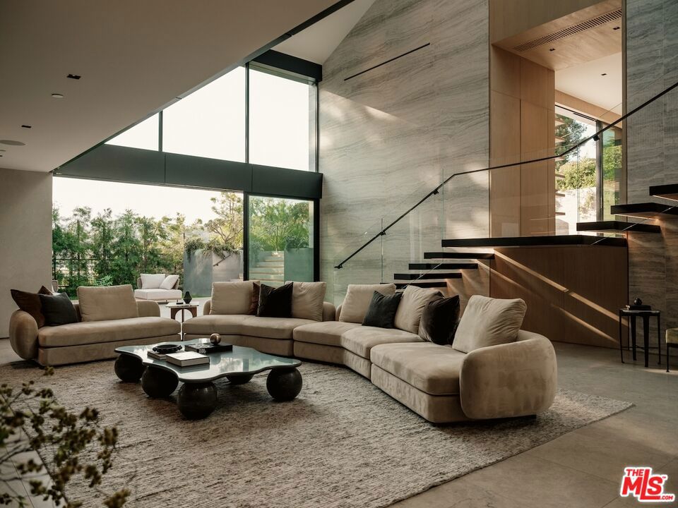 https://media.crmls.org/mediaz/45195e95-fb11-4669-b724-d03b7c4aef6b.jpg?preset=X-Large