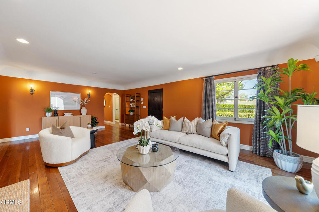 https://media.crmls.org/mediaz/451a1a9e-ed0b-4f4a-8808-d66127bb4d69.jpg?preset=X-Large