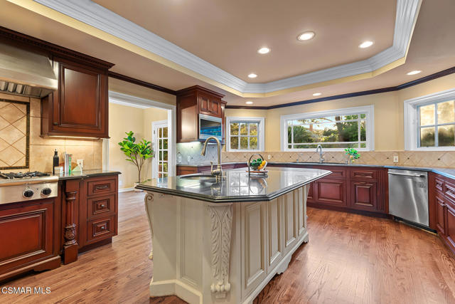 5320 Long Shadow Court, Westlake Village CA: https://media.crmls.org/mediaz/451a684c-2f95-4130-b516-c208bfec2947.jpg