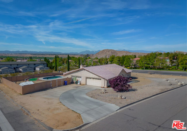 16185 Viho Road, Apple Valley CA: https://media.crmls.org/mediaz/451b2ea1-0d33-439a-8596-f4b47733b833.jpg