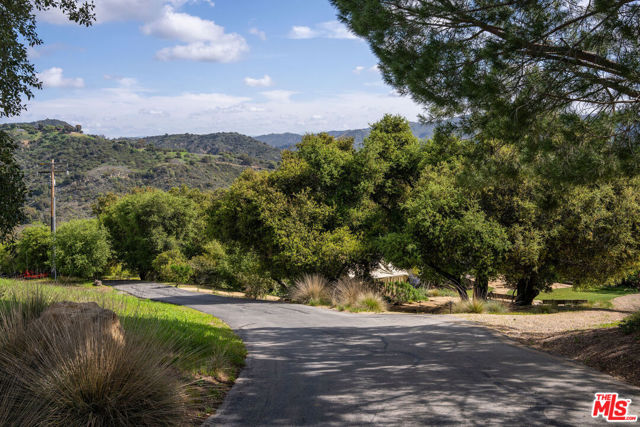 22575 Monte Vista Drive, Topanga CA: https://media.crmls.org/mediaz/451c0cf1-8288-41dc-a929-c5dba753e394.jpg