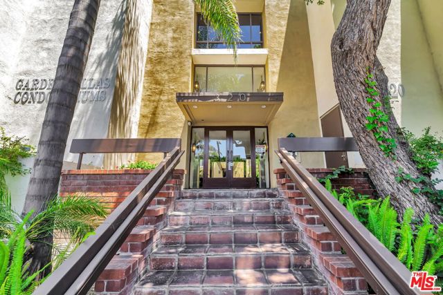 320 S Ardmore Avenue, Los Angeles CA: https://media.crmls.org/mediaz/451cba71-9376-4ff8-8eb9-b6fbb7087f85.jpg