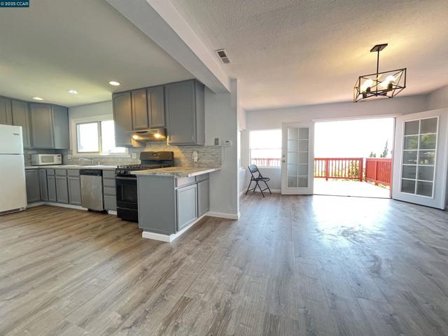 7618 Sunkist Dr, Oakland CA: https://media.crmls.org/mediaz/451d2e61-aa17-4ae7-accb-c76a4910675a.jpg