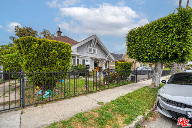 2905 W 14th Street, Los Angeles CA: https://media.crmls.org/mediaz/451d9afa-360d-4b90-8d05-020ef37710d2.jpg