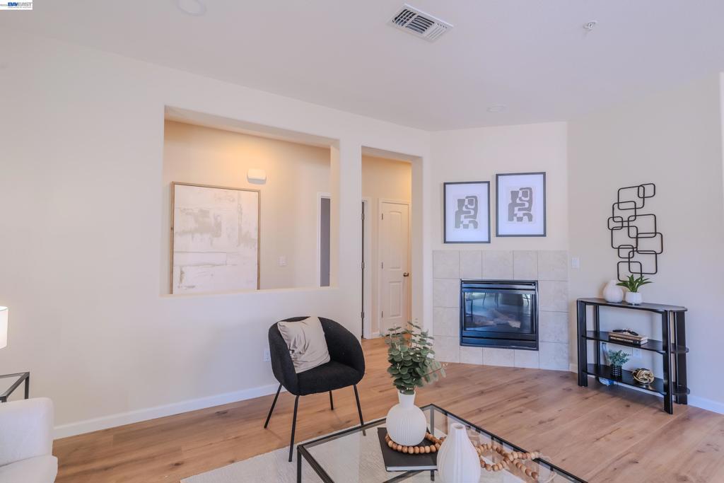 https://media.crmls.org/mediaz/451e0909-b895-4717-beaf-161e550d892f.jpg?preset=X-Large