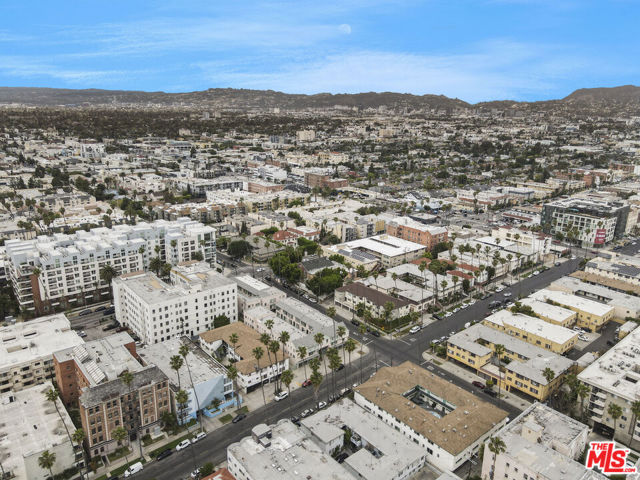 400 S Mariposa Avenue, Los Angeles CA: https://media.crmls.org/mediaz/451e805c-0994-452c-b17b-8771d6847a5e.jpg