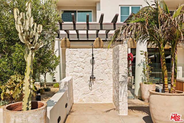1700 S Pacific Coast Highway, Redondo Beach CA: https://media.crmls.org/mediaz/451f0236-6edc-42fc-970f-a1719c338fe4.jpg