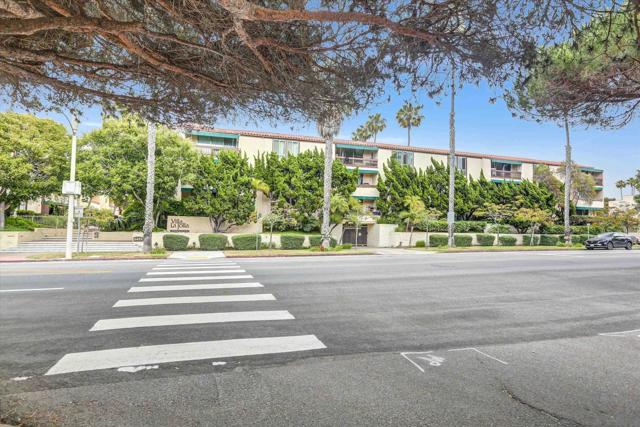 6455 La Jolla Blvd, La Jolla CA: https://media.crmls.org/mediaz/452081f9-8884-4119-acb7-6a4f9b653de3.jpg