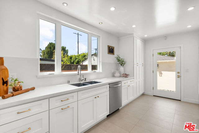 10531 Woodbridge Street, Toluca Lake CA: https://media.crmls.org/mediaz/45213c75-fb81-4b98-bbbb-57340622436c.jpg