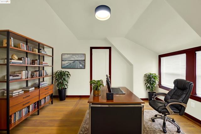 971 34Th St, Richmond CA: https://media.crmls.org/mediaz/4521cd6e-919f-40d9-a499-e4ede3b45331.jpg