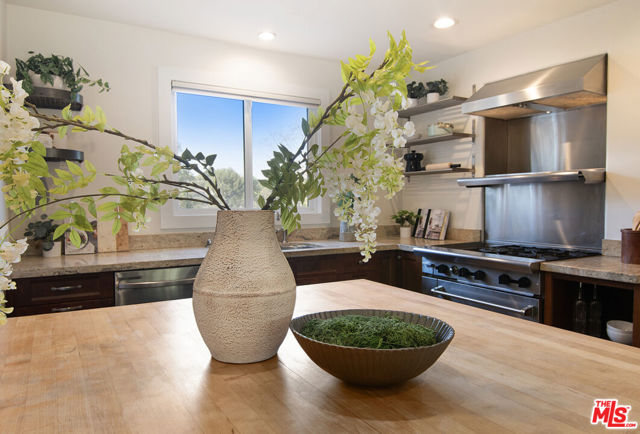 3908 Fairway Avenue, Studio City CA: https://media.crmls.org/mediaz/45220be9-f980-4ea6-bdba-3f52482033fd.jpg