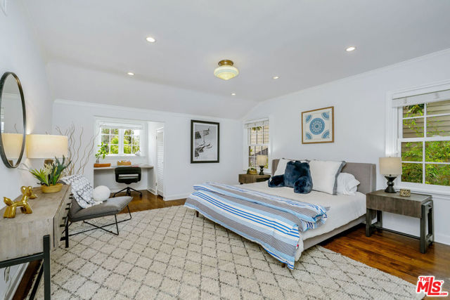 10155 Valley Spring Lane, Toluca Lake CA: https://media.crmls.org/mediaz/4522dca6-55b0-4174-8dd5-52e73a2cd252.jpg