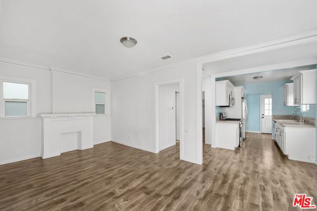 2736 S Cloverdale Avenue, Los Angeles CA: https://media.crmls.org/mediaz/45236114-23ad-4fb6-b469-55db8cdde8f5.jpg
