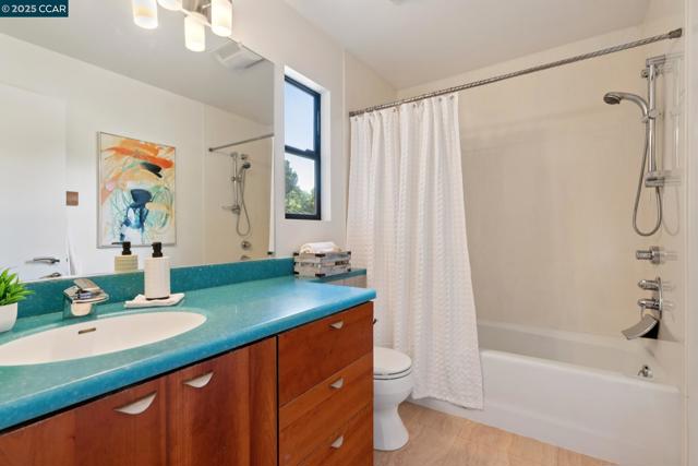 127 Devin Dr, Moraga CA: https://media.crmls.org/mediaz/45238592-c1cb-4cfb-b368-8c477574ace6.jpg